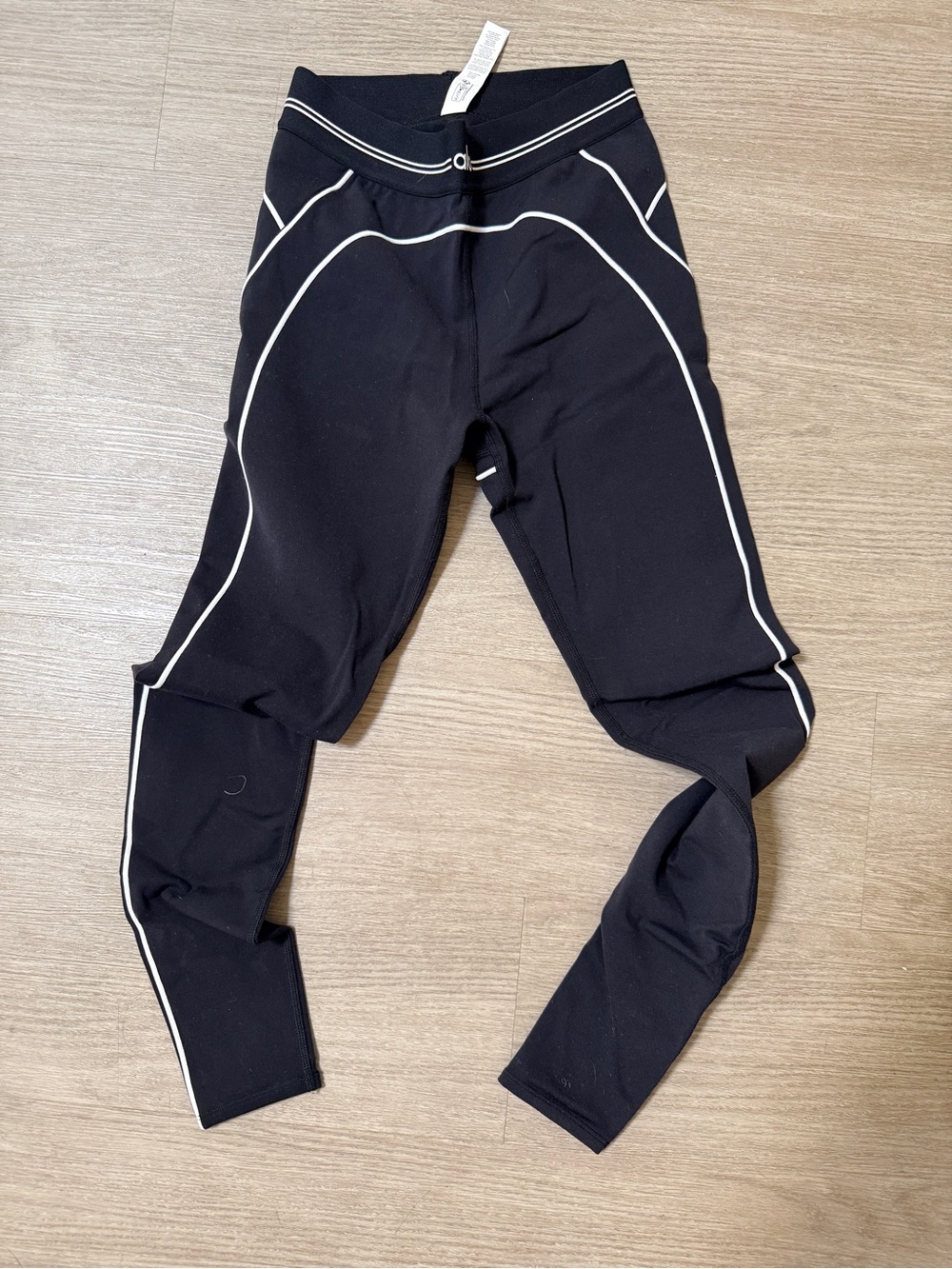 ALO Yoga Black Leggings with White Contrast Piping